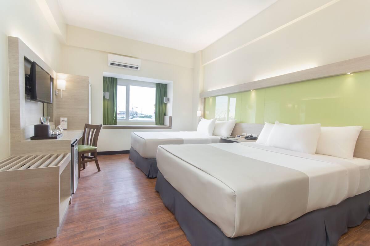 Microtel Inn & Suites By Wyndham Pampanga Esterno foto