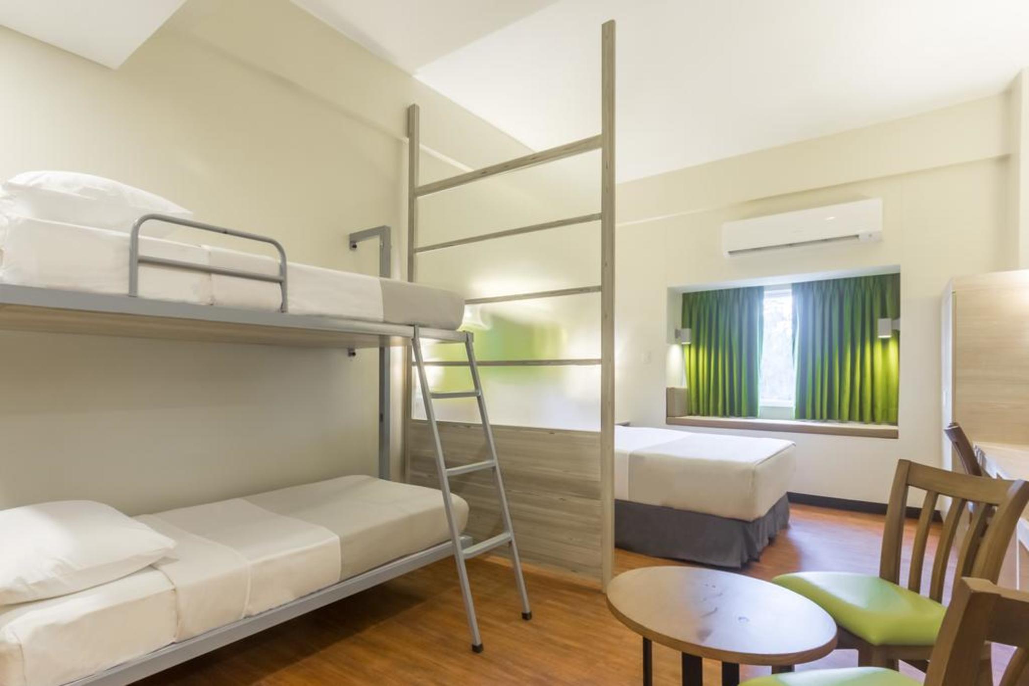 Microtel Inn & Suites By Wyndham Pampanga Esterno foto