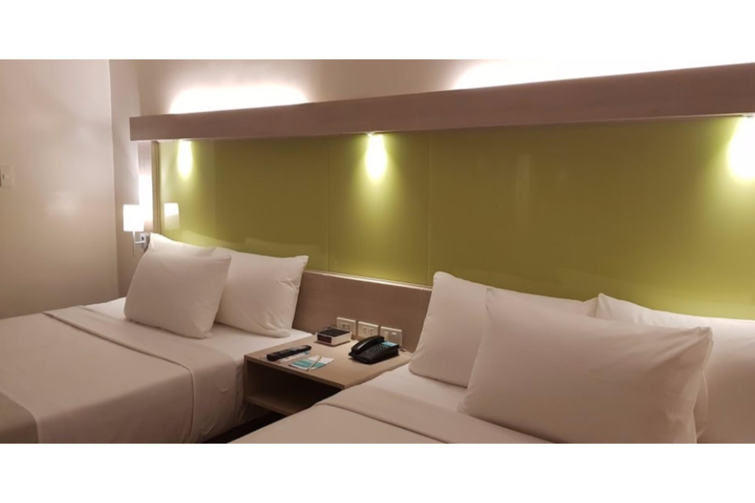 Microtel Inn & Suites By Wyndham Pampanga Esterno foto