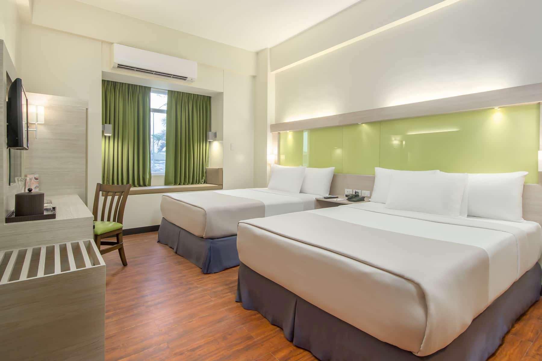 Microtel Inn & Suites By Wyndham Pampanga Esterno foto