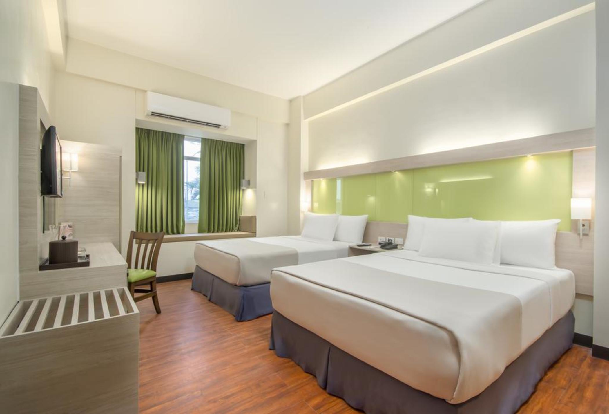 Microtel Inn & Suites By Wyndham Pampanga Esterno foto