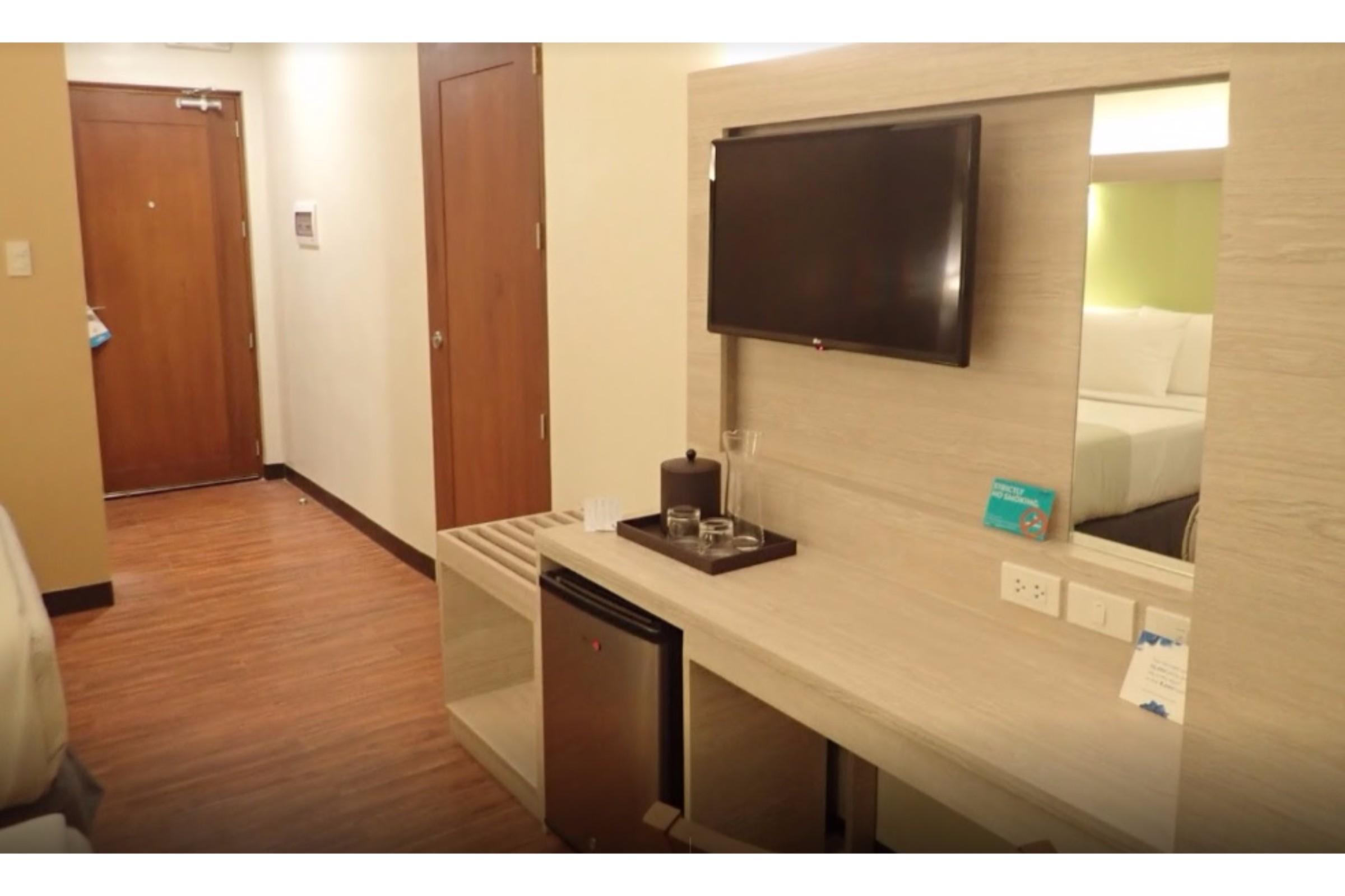 Microtel Inn & Suites By Wyndham Pampanga Esterno foto