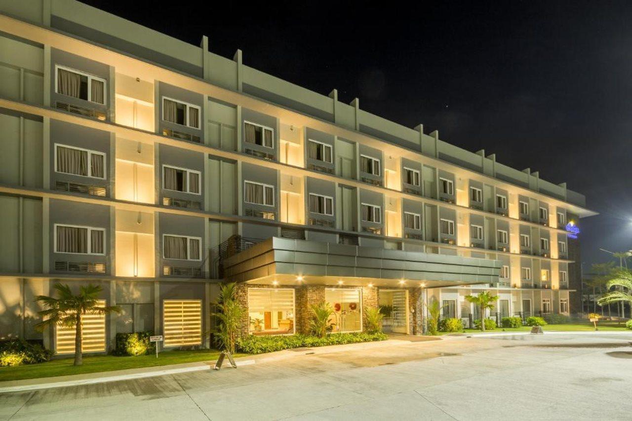 Microtel Inn & Suites By Wyndham Pampanga Esterno foto