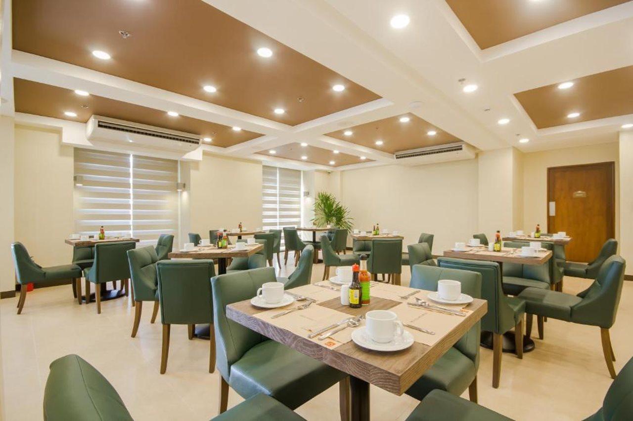 Microtel Inn & Suites By Wyndham Pampanga Esterno foto
