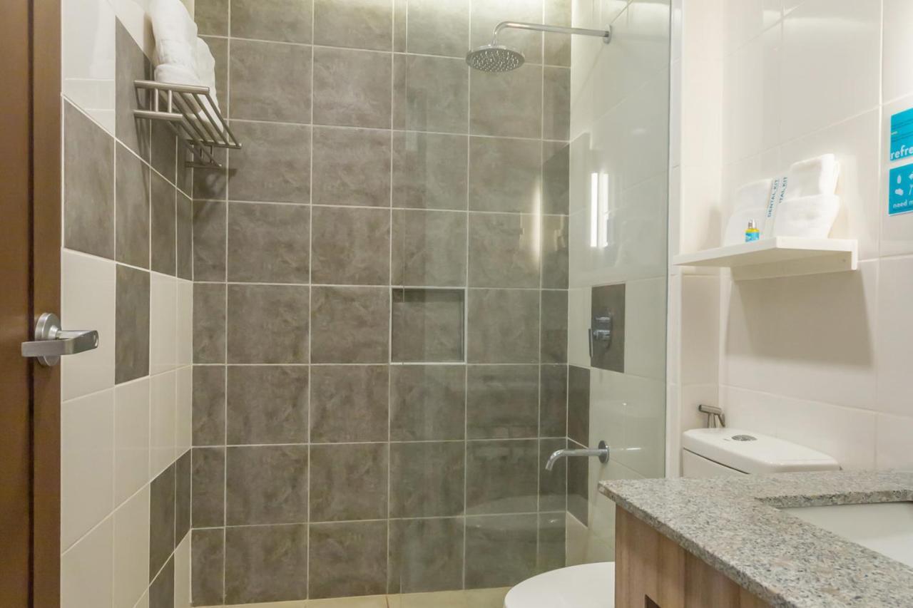 Microtel Inn & Suites By Wyndham Pampanga Esterno foto